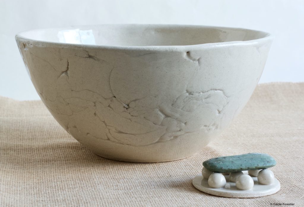vasque en céramique artisanale avec son porte-savon