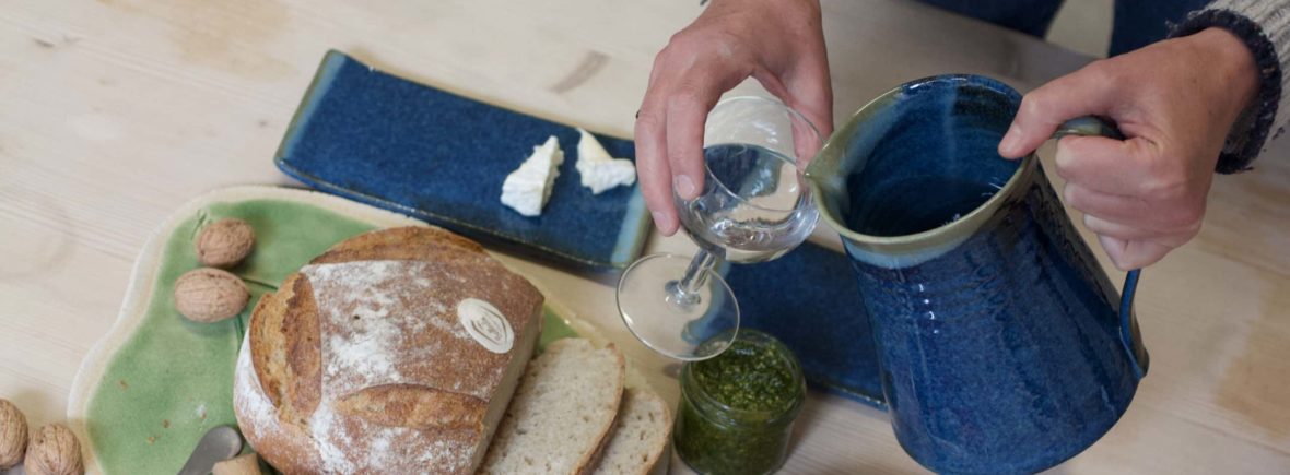 pot à eau fait main assiette plat poterie