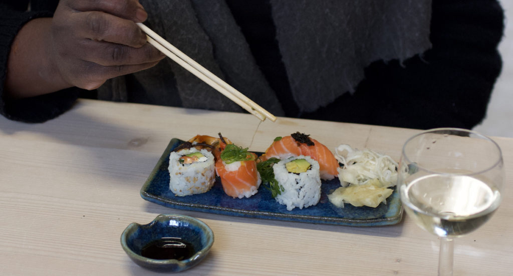 assiette sushi céramique poterie bleu coupelle