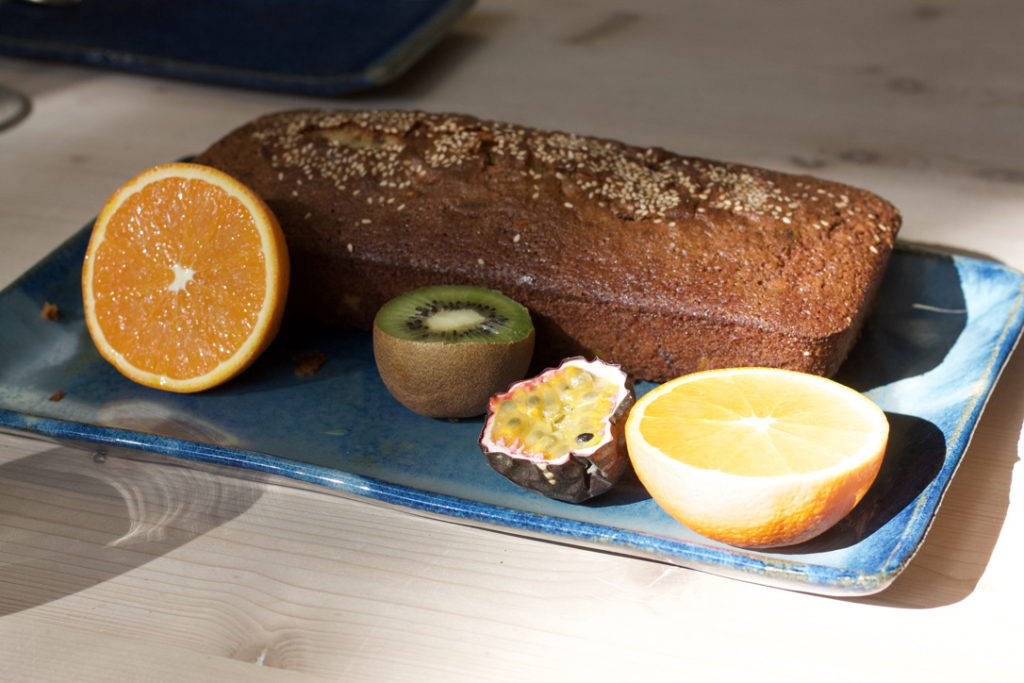 plat cake présentation poterie céramique bleu