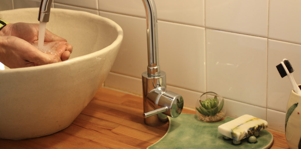 vasque salle de bain céramique mains porte-savon